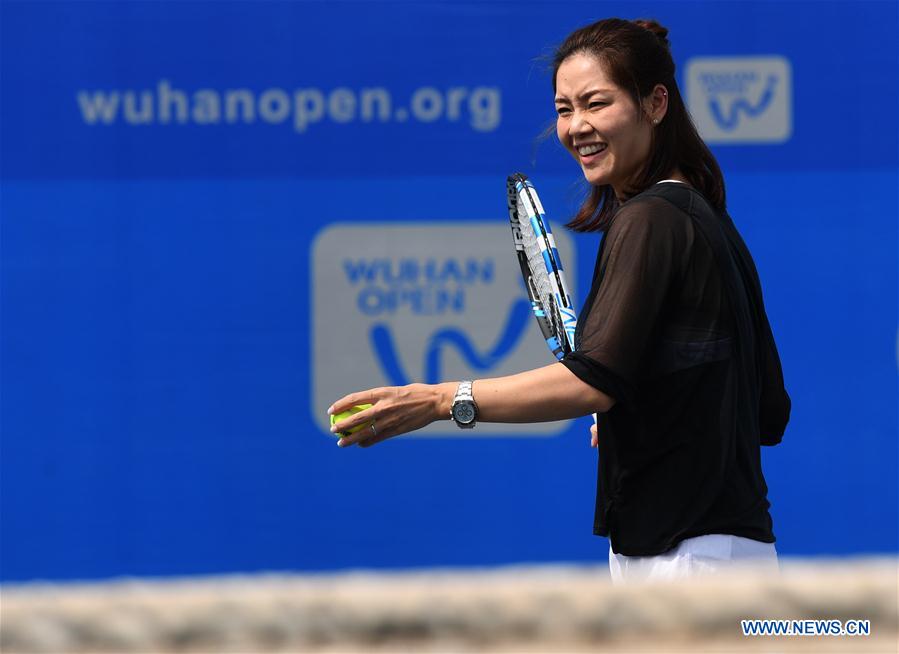 Li Na shows tennis skills to young players during 2017 WTA Wuhan Open