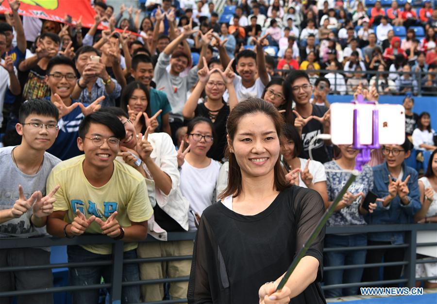 Li Na shows tennis skills to young players during 2017 WTA Wuhan Open