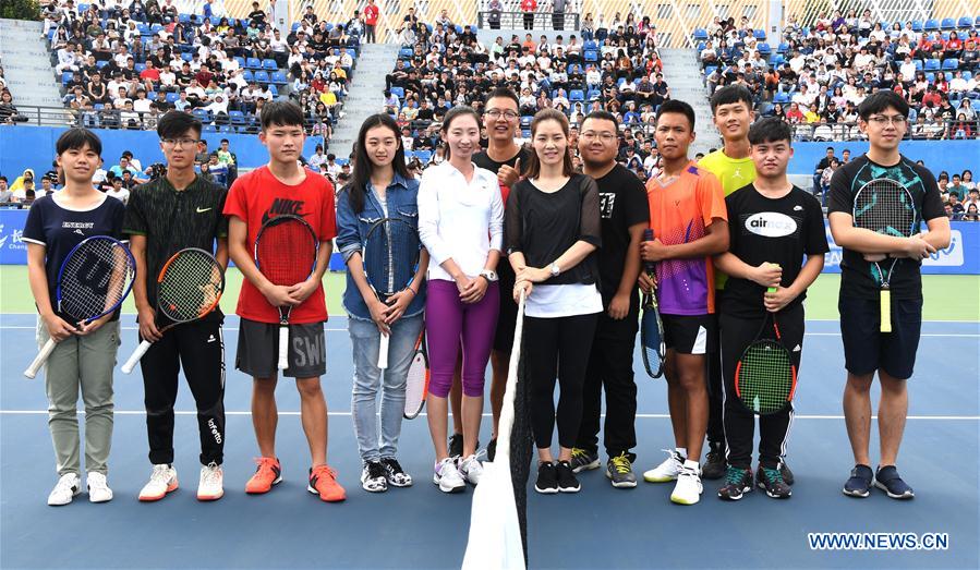 Li Na shows tennis skills to young players during 2017 WTA Wuhan Open