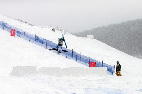 Skiing competition kicks off in Zhangjiakou