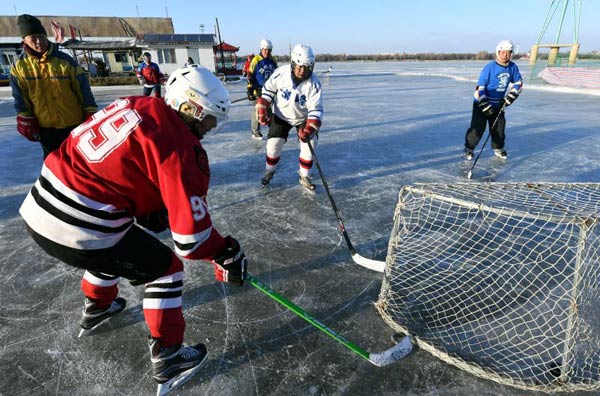 Harbin seniors welcome winter with hockey