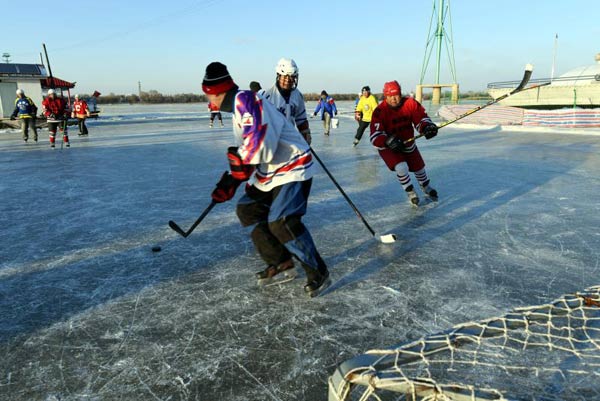 Harbin seniors welcome winter with hockey