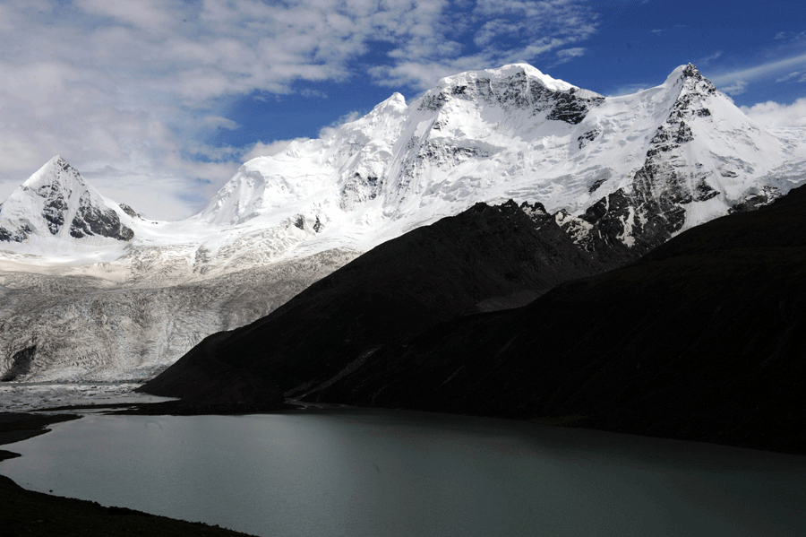 Glaciers on Sapukonglagabo Mountain, China's Tibet