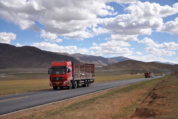 Tibet's transformation seen through reporters' eyes