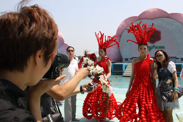 Horticultural Expo Amuses Holiday Visitors