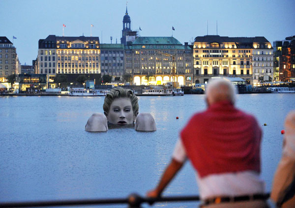 'Mermaid' sculpture created in Hamburg