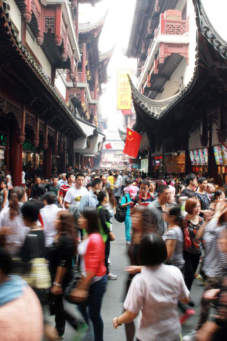 China sees holiday tourism peaks