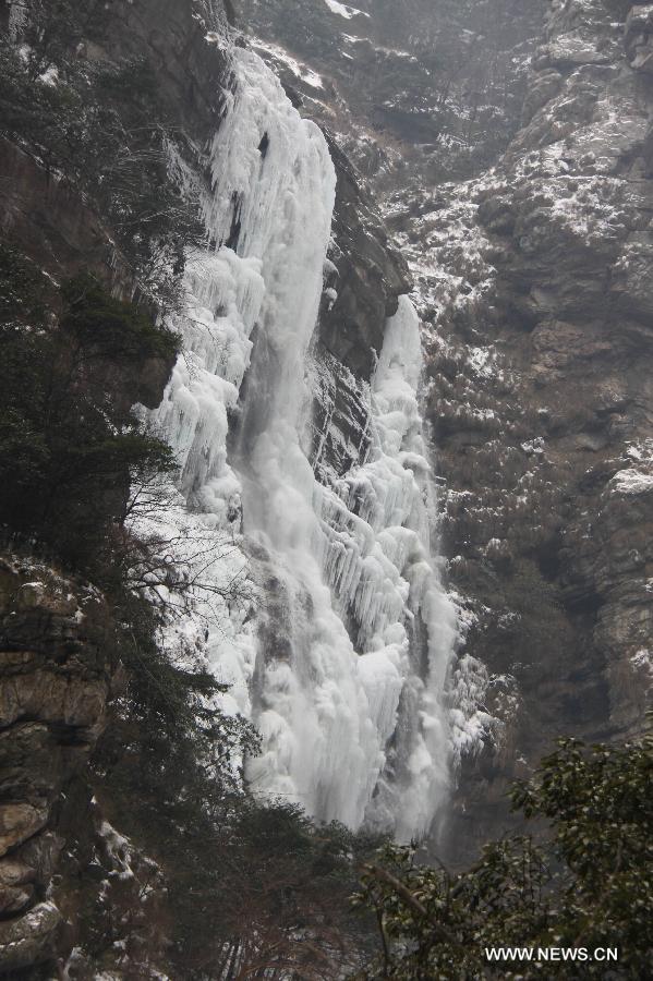 Scenery of frozen waterfall in China's Lushan Mountain