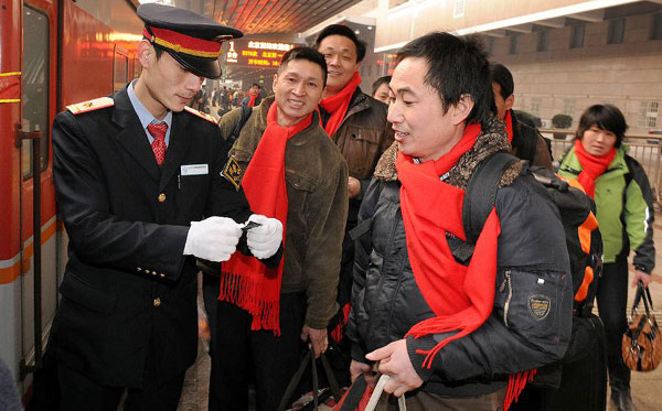 Lunar New Year travel rush seen at Beijing West Railway Station