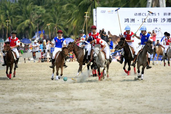 Beach equestrian festival held in S China