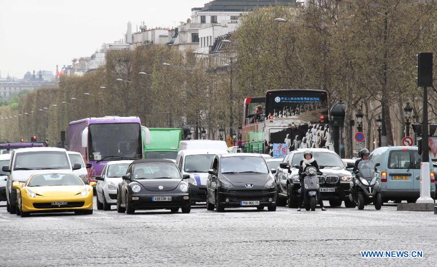 Tourist bus presents China's charm in Paris