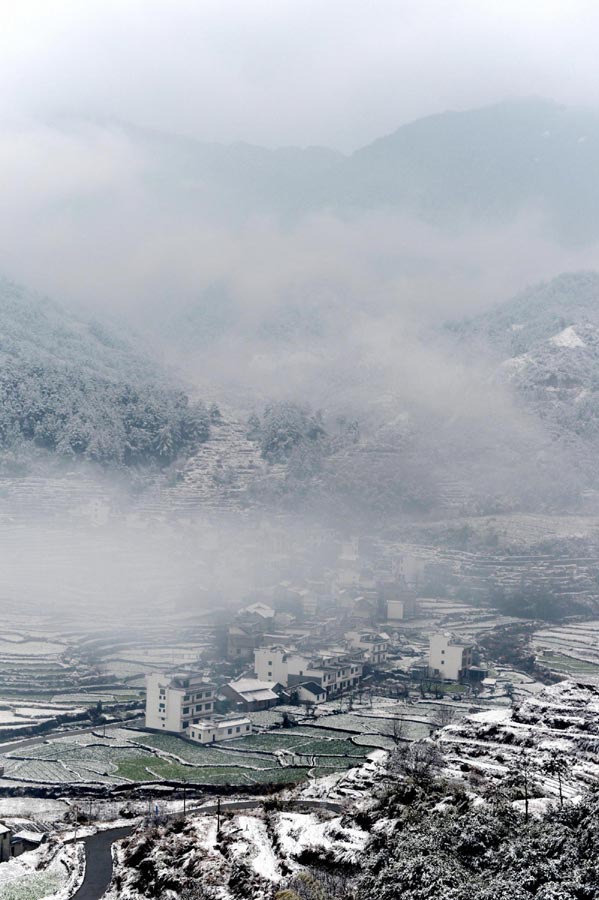 Snow scenery in Wuyuan county, E China