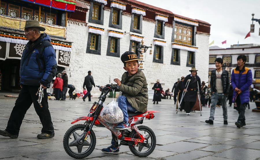 Glimpses of Lhasa's holiday season