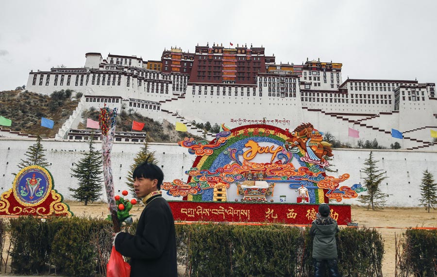 Glimpses of Lhasa's holiday season