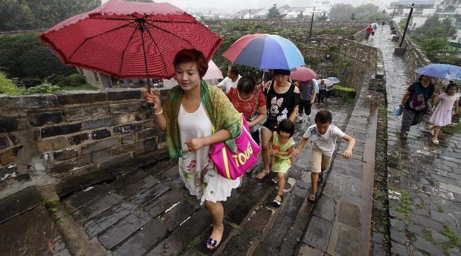 Enjoy ancient city wall in Nanjing