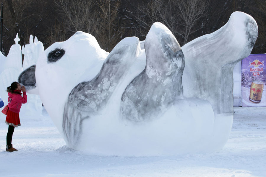 Panda snow sculptures attract tourists in Changchun