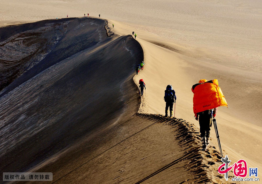 Explore Kumtag desert in Xinjiang