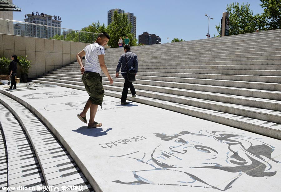 Stairs painted like piano keys in Henan province