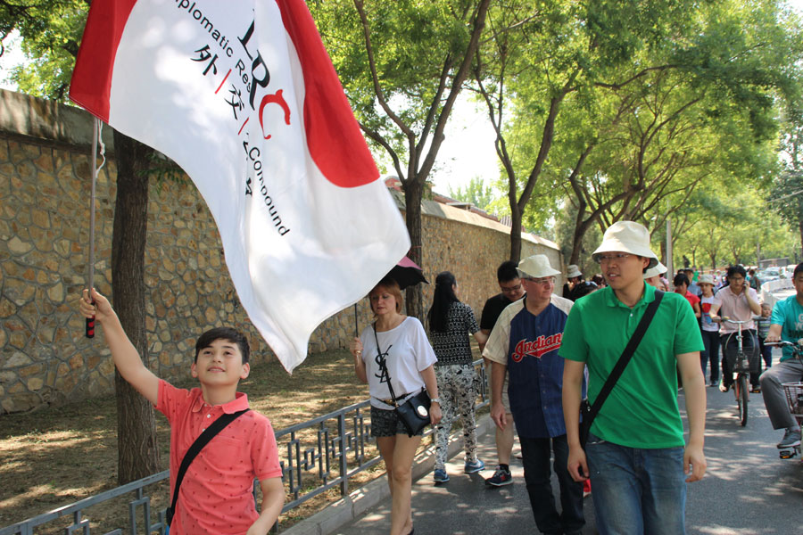 Diplomats organized to visit the Summer Palace