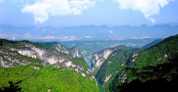 Canyon running through the city in Chongqing