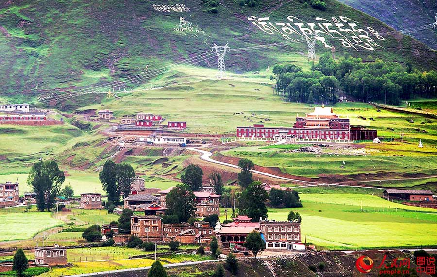 Picturesque Xinduqiao town in SW China