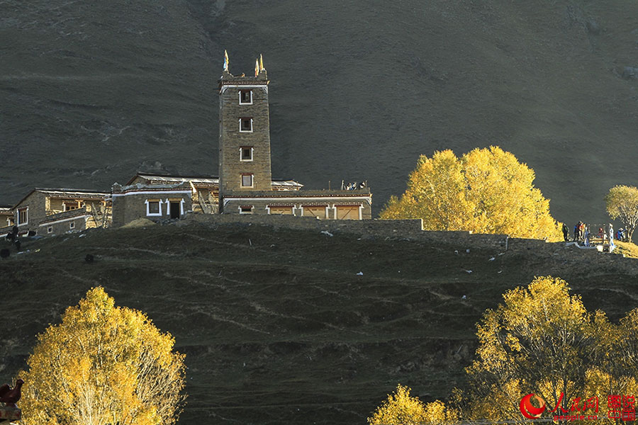 Picturesque Xinduqiao town in SW China