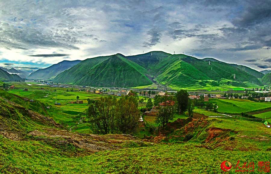 Picturesque Xinduqiao town in SW China