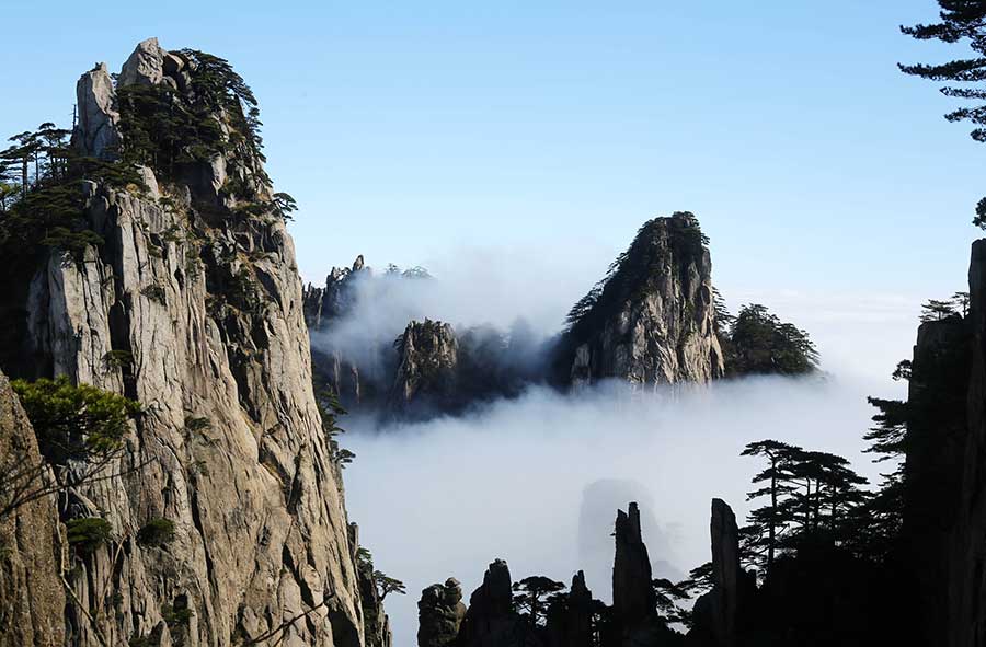 Scenery of cloud-shrouded Huangshan Mountain in E China