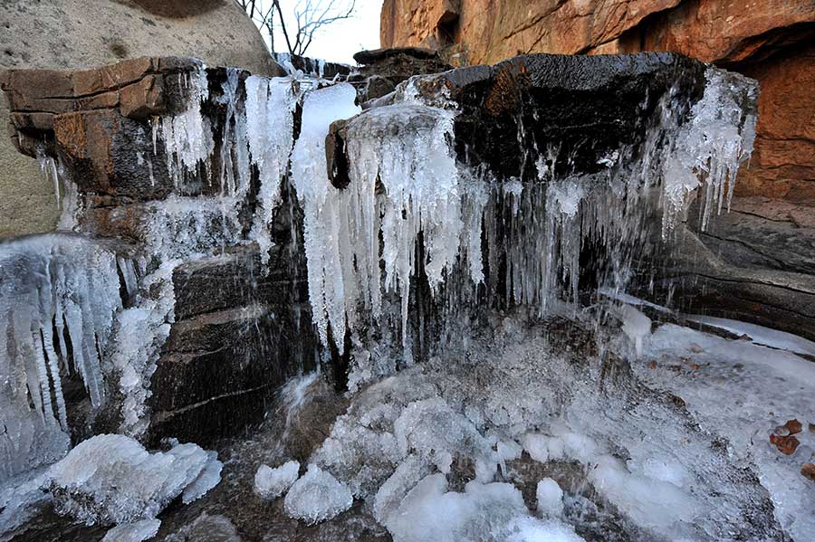 Frozen waterfalls present unique scenery in Qingdao