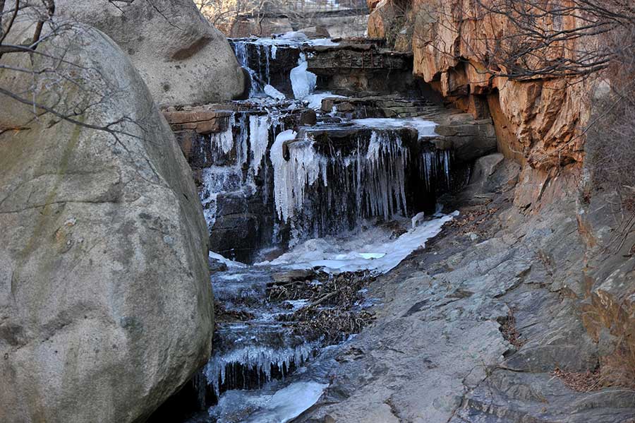 Frozen waterfalls present unique scenery in Qingdao