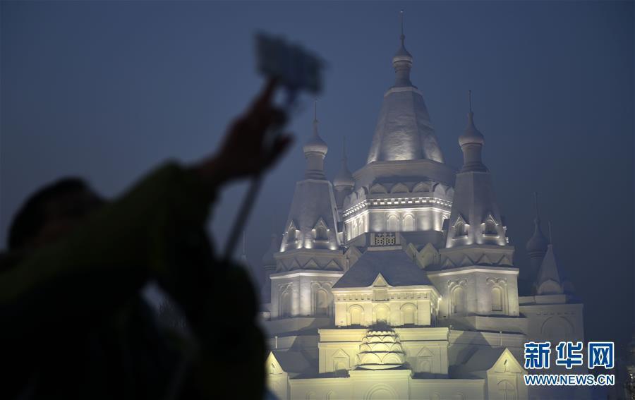 'Crown of Ice-snow' castle attracts visitors in NE China