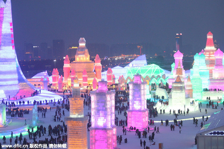 Spectacular Harbin snow sculptures draw holidaygoers