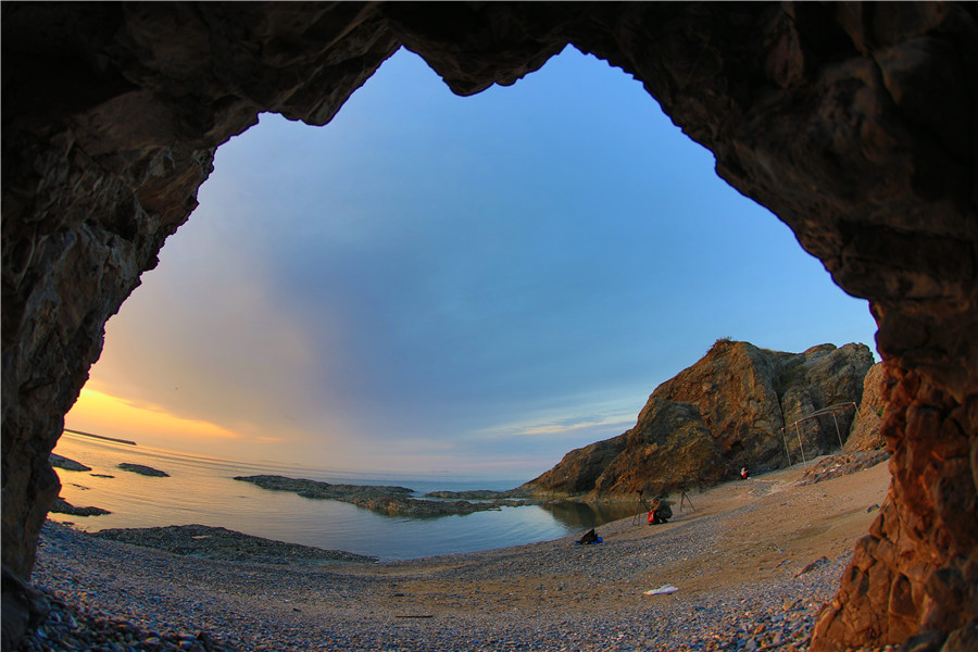 Sea turns fluorescent in Dalian, Northeast China