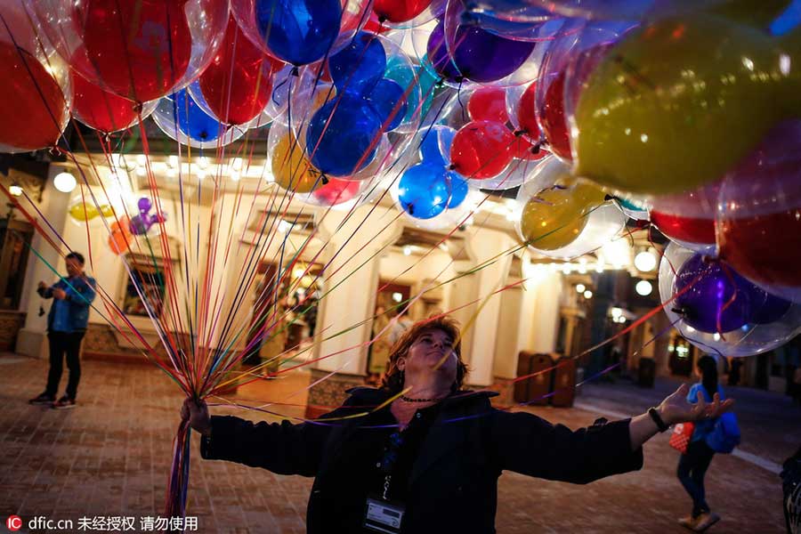 Best night views of Shanghai Disney Resort captured