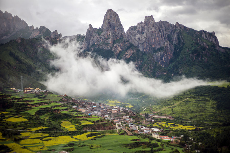 Fog scenery of Zhagana after rainfall in Gansu