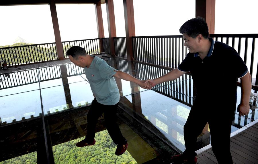 Glass pathway in Shaohuashan attracts tourists