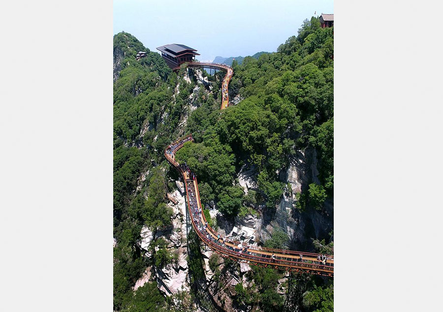 Glass pathway in Shaohuashan attracts tourists