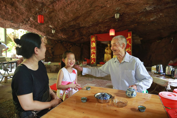 Elderly peasant's exhausting 23-year tea service