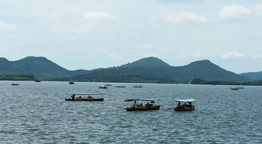 Typhoon Nida expels heat, leaves West Lake in Hangzhou bathed in coolness