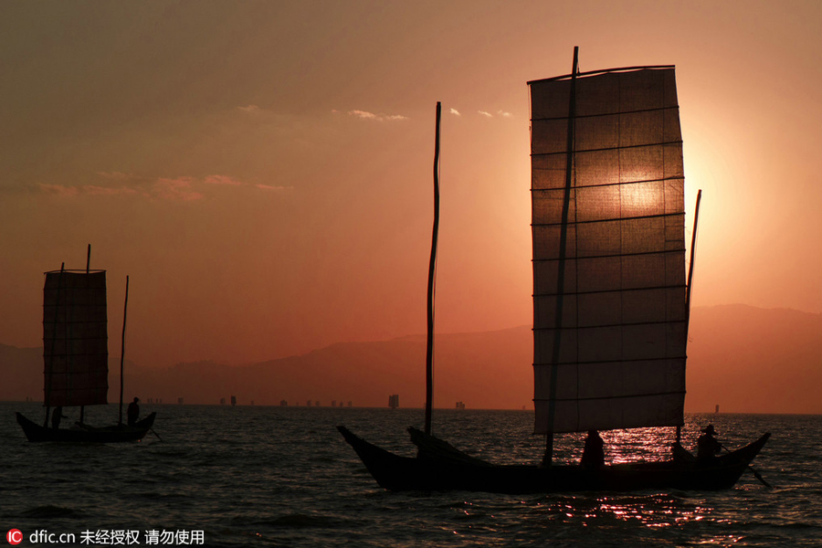 Sunglow scenery at Dianchi Lake in Kunming