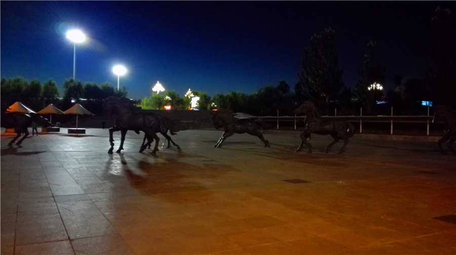 Night view of Inner Mongolia's Wulanmulun Lake