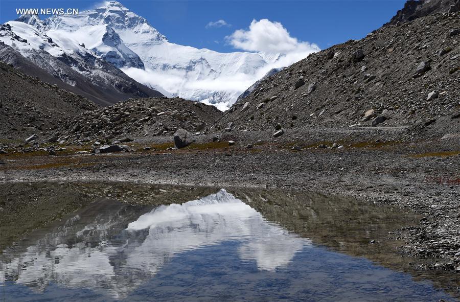 Scenery at the foot of Mount Qomolangma