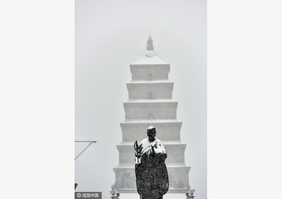 First snowfall blankets Xi'an