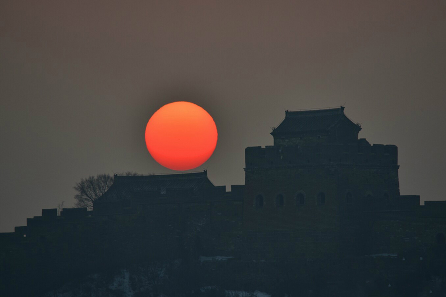 Wondrous winter sunrise and sunset at Jinshanling Great Wall