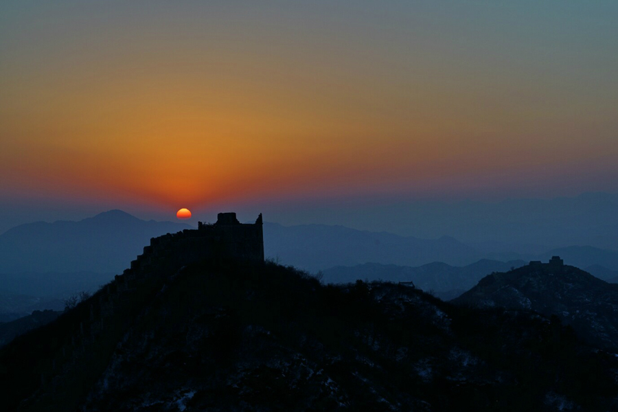 Wondrous winter sunrise and sunset at Jinshanling Great Wall