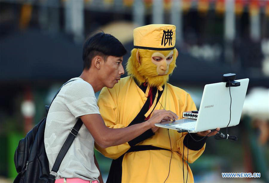 Tourists embrace upcoming New Year in S China