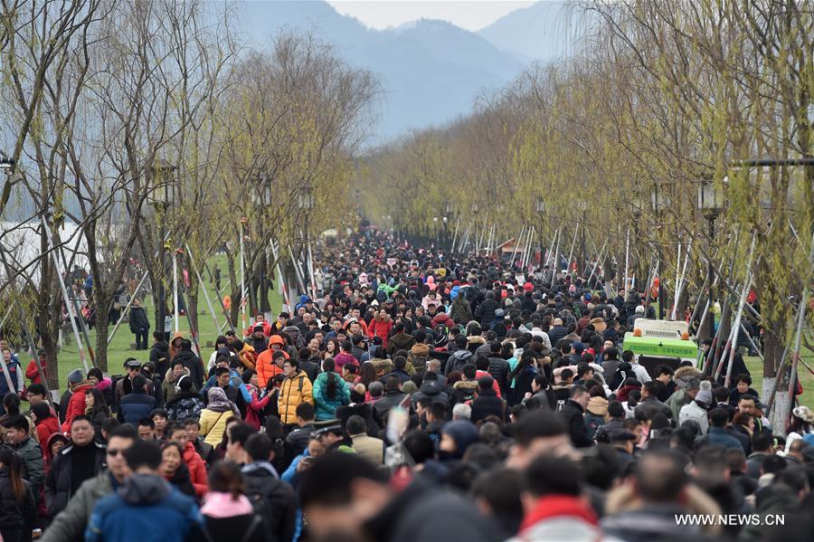 West Lake receives 632,500 tourists on Day 4 of Lunar New Year