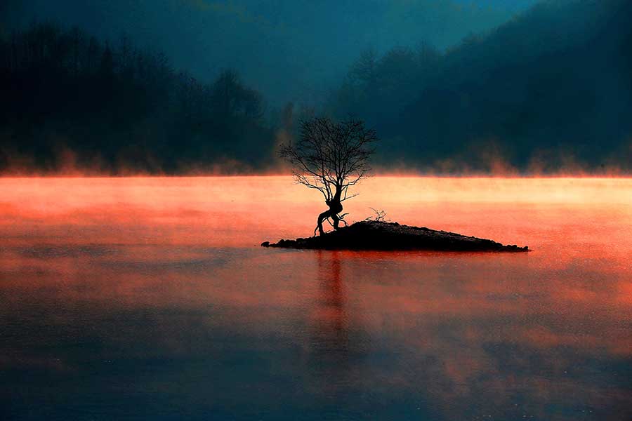 Dawn's early light sets Qishu Lake 'afire'