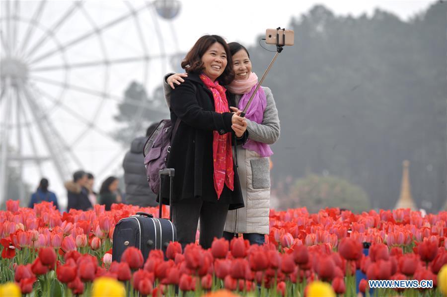 Tourists enjoy tulip blossoms in C China's Hunan