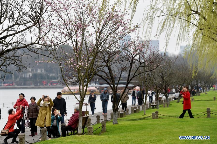 Tourists visit Bai Causeway in West Lake scenic area